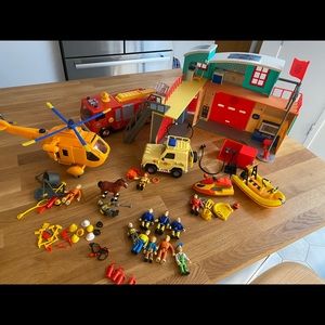 Fireman Sam toys: fire station,helico,Jeep,boat, jetski & all of the accessories